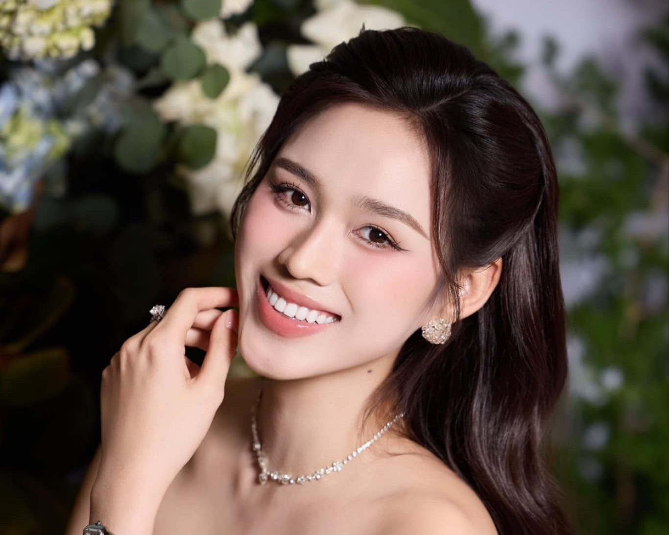 Nhan sắc Đỗ Thị Hà sau đăng quang. image-3.jpg