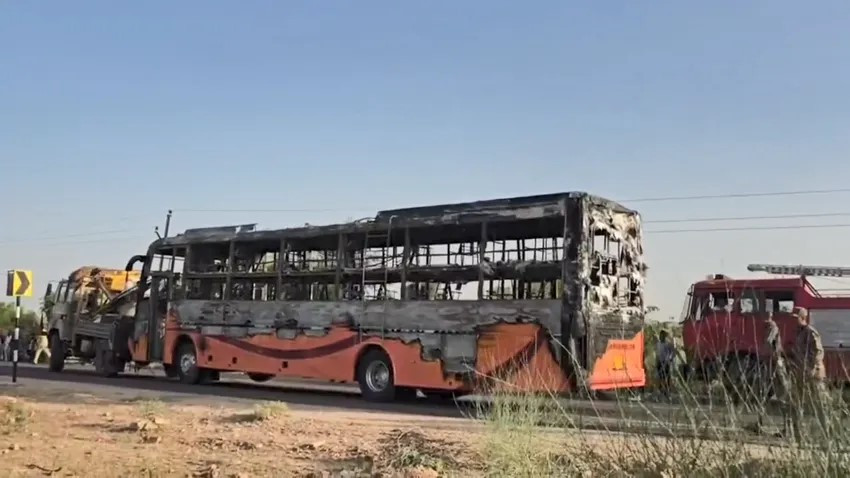 Xe khách bất ngờ bốc cháy dữ dội khi đang di chuyển, 20 hành khách thiệt mạng - ảnh 1