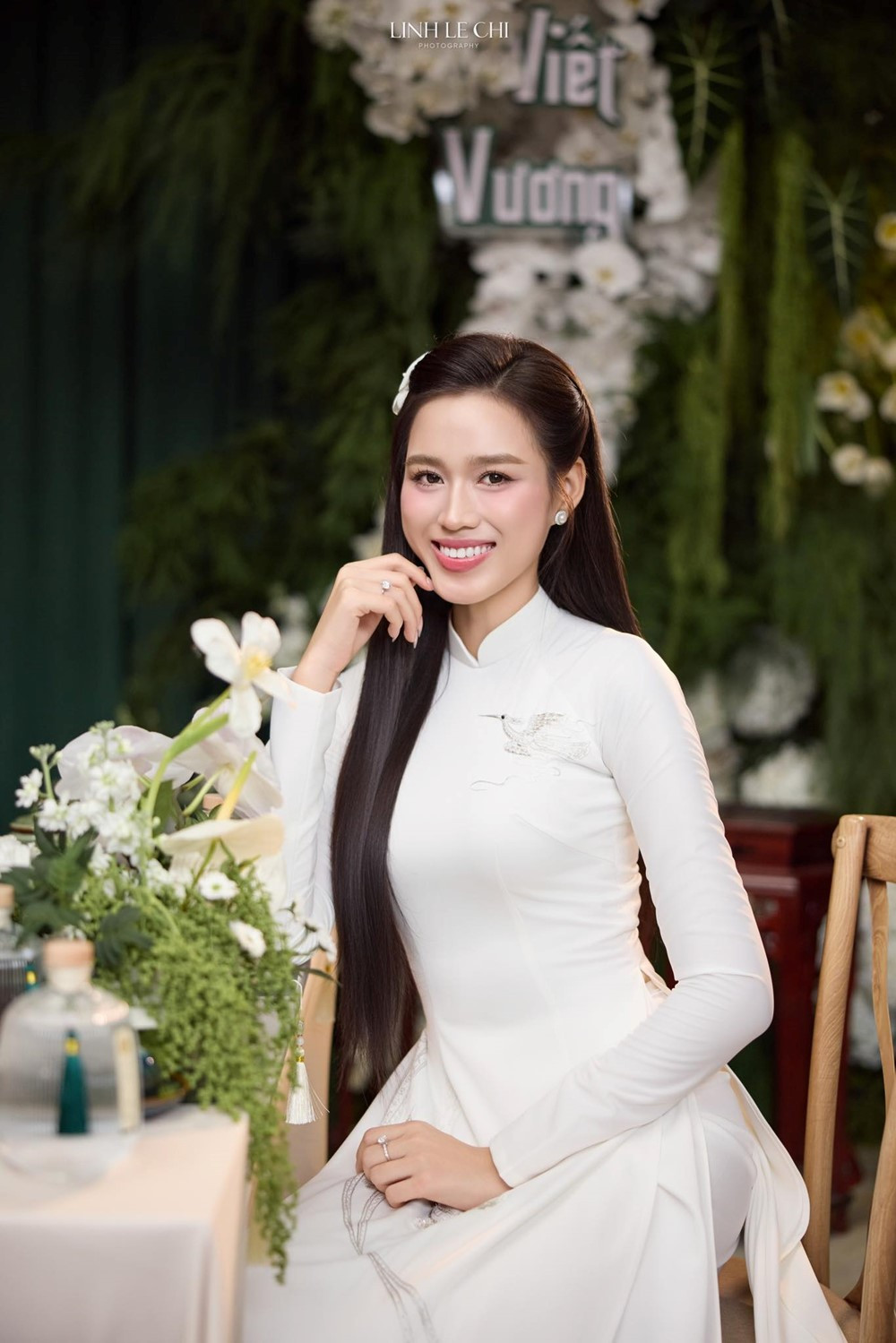 Chiếc &aacute;o d&agrave;i Hoa hậu Đỗ H&agrave; mặc trong ng&agrave;y trọng đại lấy cảm hứng từ qu&ecirc; hương - ảnh 3