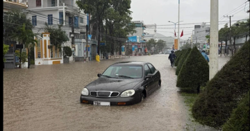 Mưa lớn, nhiều nơi ở Nha Trang ngập nặng