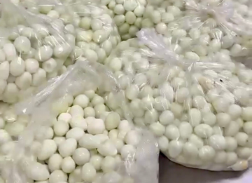 Phụ huynh Hà Nội phát hiện thịt, trứng cút bốc mùi tuồn vào trường học