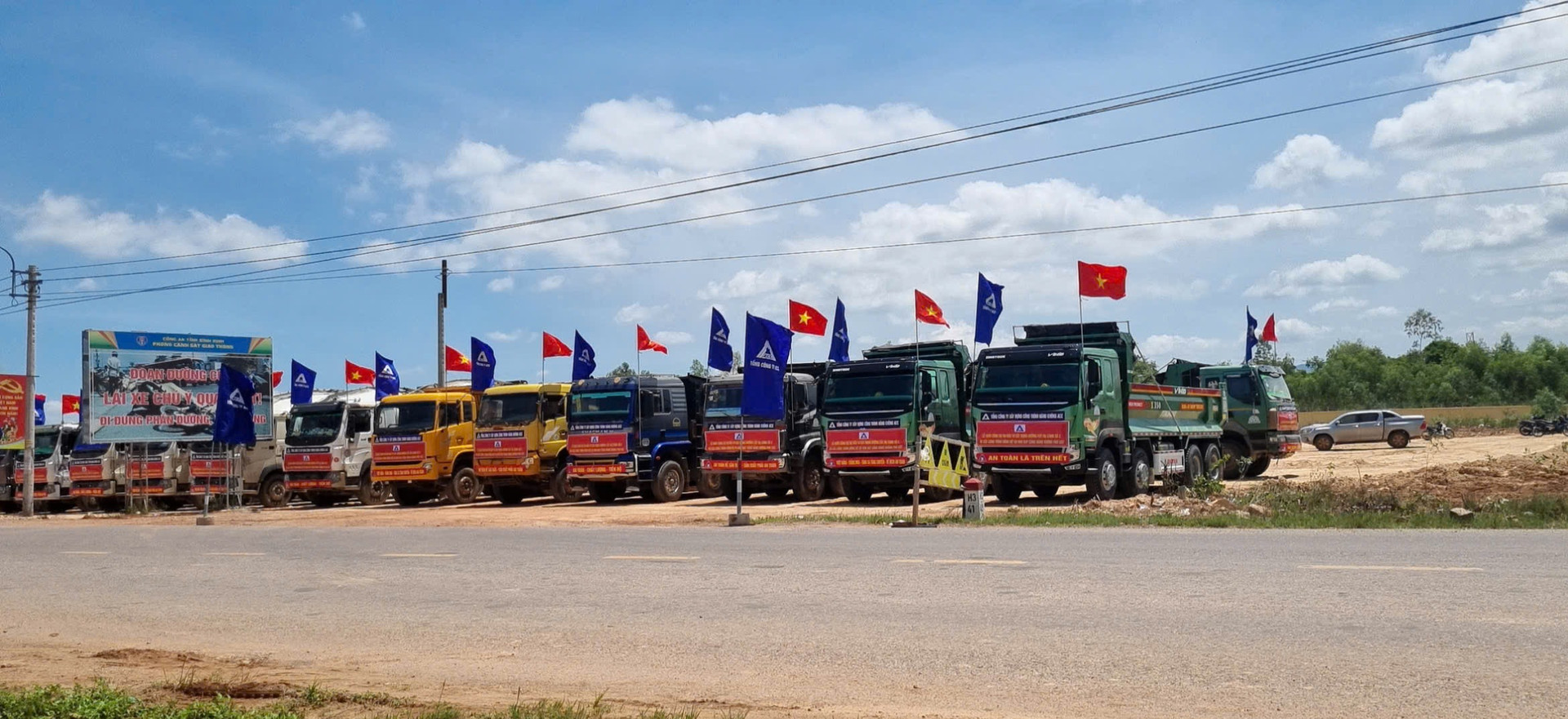 Sân bay từng là căn cứ của Không quân Việt Nam do Mỹ xây dựng nỗ lực gỡ khó khi đang xây đường băng- Ảnh 1. Sân bay từng là căn cứ của Không quân Việt Nam do Mỹ xây dựng nỗ lực gỡ khó khi đang xây đường băng- Ảnh 1.