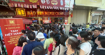 Cửa hàng treo biển hết vàng, nhiều người không chịu rời đi
