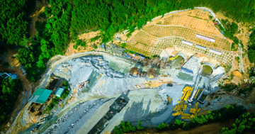 Hầm xuyên núi dài nhất tuyến cao tốc Khánh Hòa - Buôn Ma Thuột do Đèo Cả thi công chính thức đào thông nhánh trái