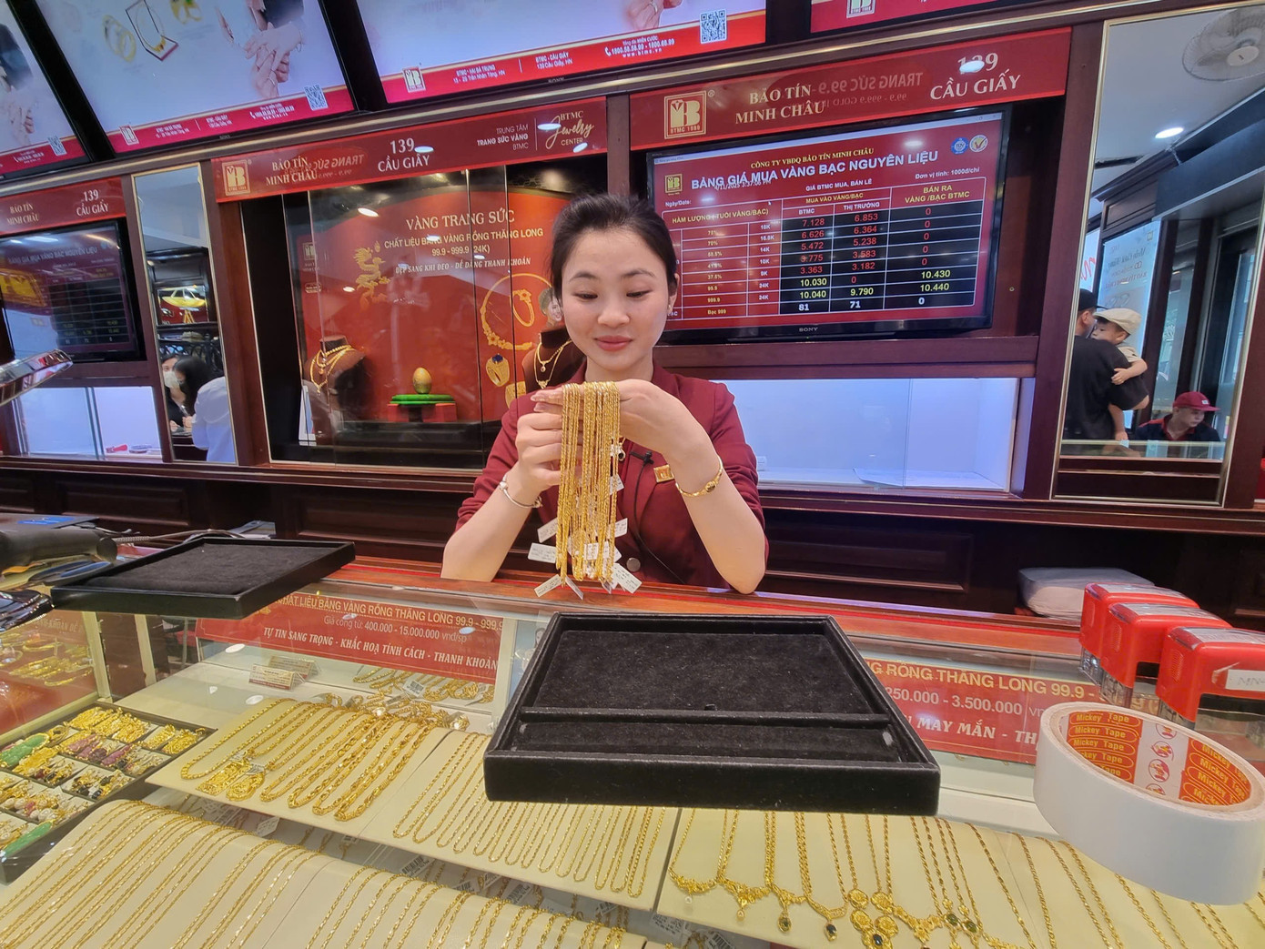 Giá vàng tăng không ngừng và chưa có dấu hiệu ngừng lại (ảnh: N.M). vang.jpg