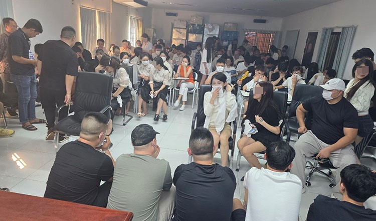 Đột kích tòa nhà trong đêm, 257 người bị bắt khẩn cấp - ảnh 2