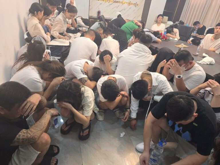 Đột kích tòa nhà trong đêm, 257 người bị bắt khẩn cấp - ảnh 3