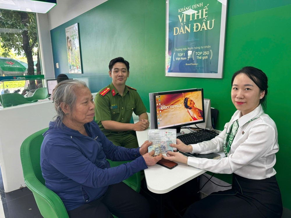 Sau cuộc gọi Zalo, bà L. vội đến VPBank rút tiền nhưng được công an kịp thời ngăn chặn - ảnh 1