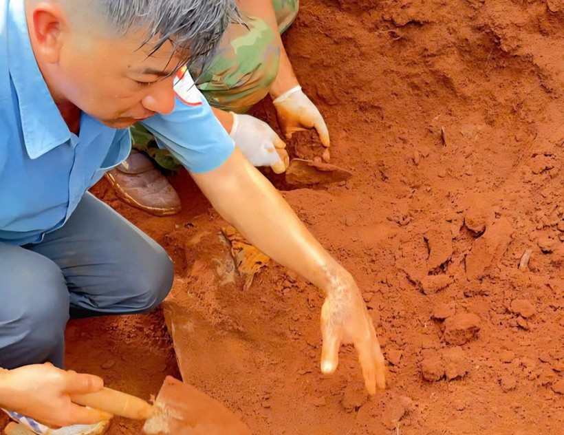 Phát hiện 18 hài cốt trong vườn nhà dân - ảnh 1