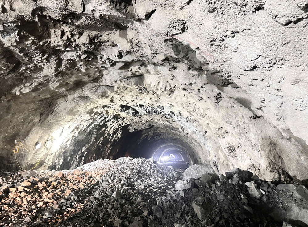 Hầm xuyên núi dài nhất tuyến cao tốc Khánh Hòa - Buôn Ma Thuột do Đèo Cả thi công chính thức đào thông nhánh trái- Ảnh 1.
