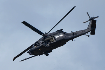 Mỹ điều máy bay ném bom B-52 và trực thăng chiến đấu tiến sát Venezuela, chuyện gì xảy ra?