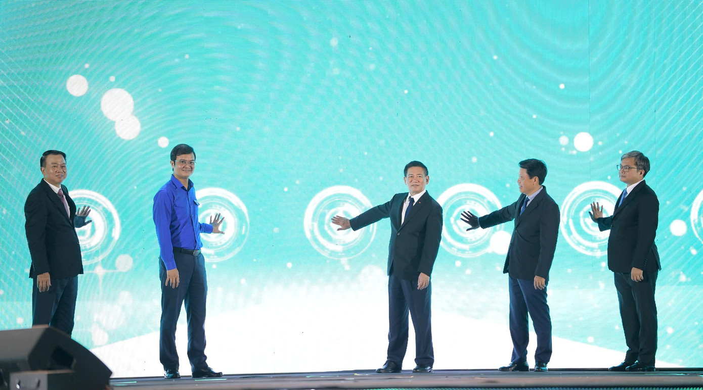 Phó Thủ tướng cùng các đại biểu thực hiện nghi thức khai mạc. 1810ptt444.jpg