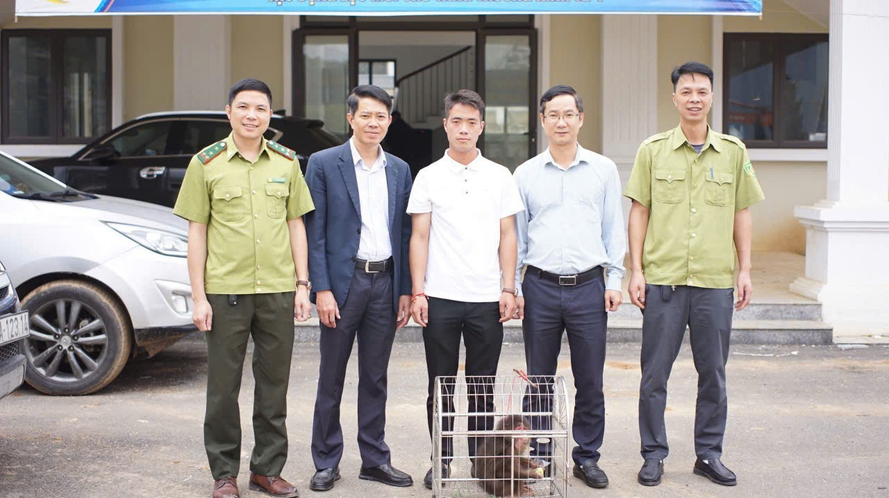 Người dân giao nộp động vật quý hiếm. 13132.jpg