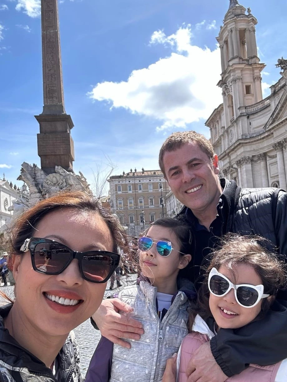 Bán biệt thự dát vàng 24K với giá 160 tỷ, 'hoa hậu giàu nhất Việt Nam' vẫn kiếm tiền như 'rót vàng' ở trời Tây với mức cát-xê 100.000 USD/show - ảnh 4