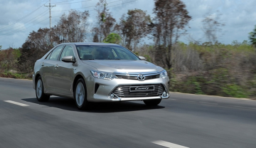 Cầm 500 triệu trong tay, người tỉnh táo biết ngay chọn gì giữa Toyota Camry và VinFast Lux A2.0