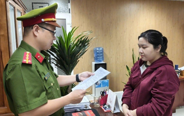 Khởi tố, cấm đi khỏi nơi cư trú một nữ cán bộ ngân hàng sinh năm 1995