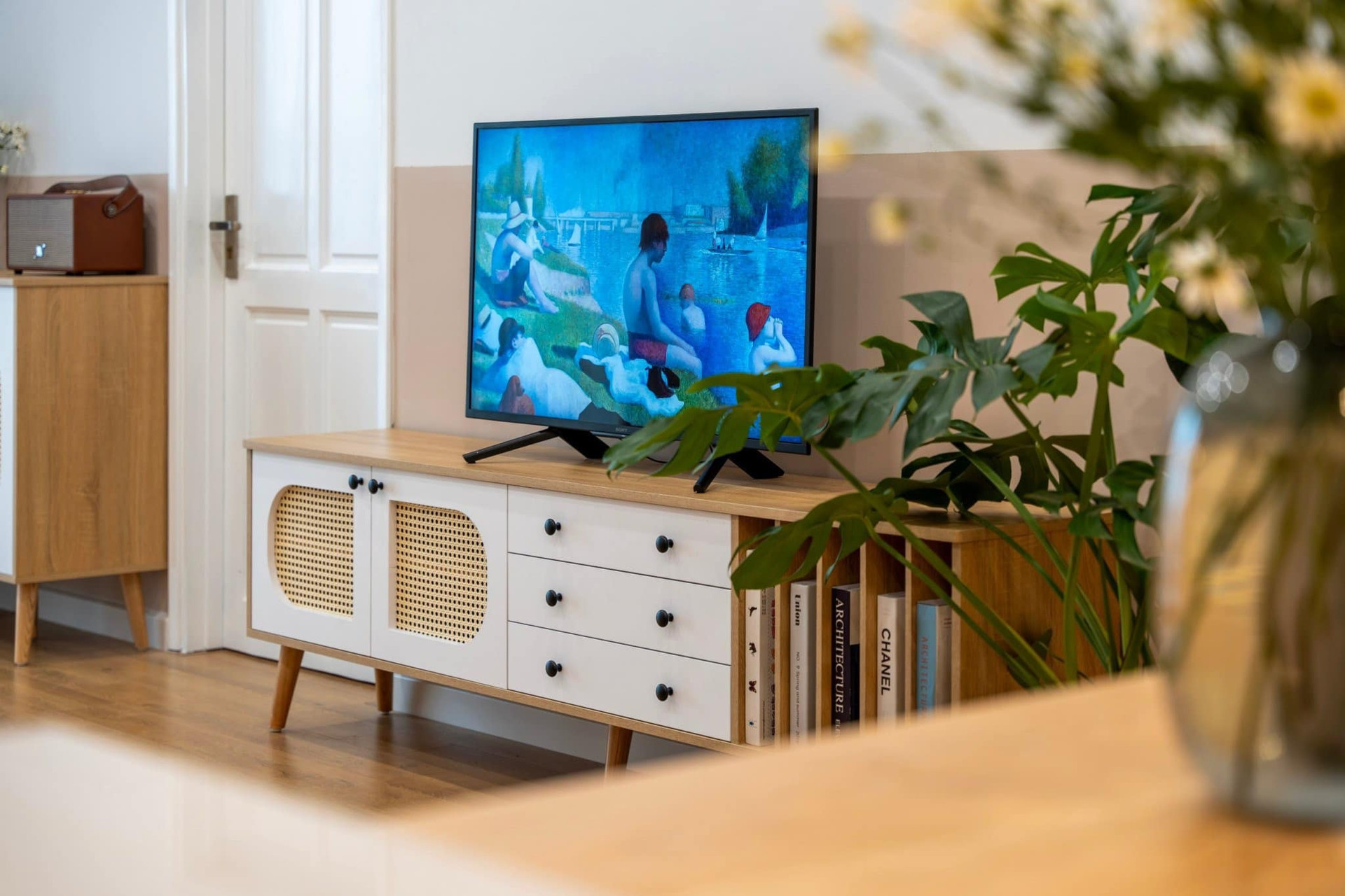 Căn hộ 90m2 tái sinh ngoạn mục: Mộc mạc, ấm cúng và tràn ngập nắng- Ảnh 3. Căn hộ 90m2 tái sinh ngoạn mục: Mộc mạc, ấm cúng và tràn ngập nắng- Ảnh 3.