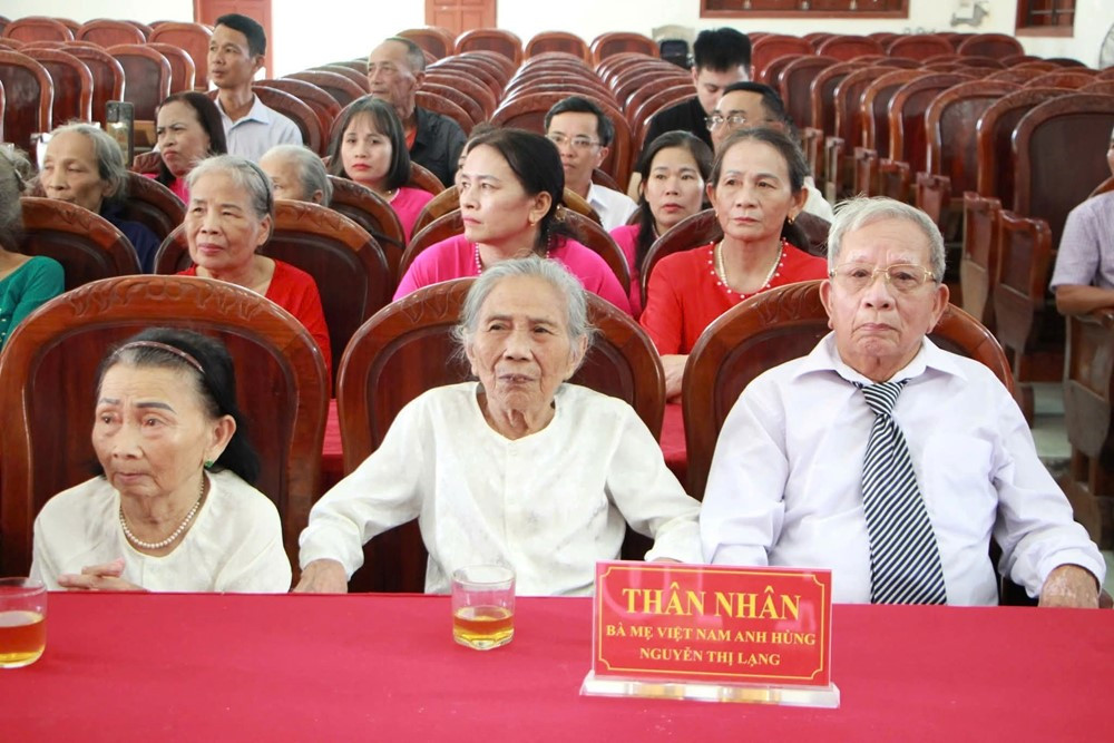 Mẹ Nguyễn Thị Lạng được truy tặng danh hiệu “Bà mẹ Việt Nam anh hùng” - ảnh 2