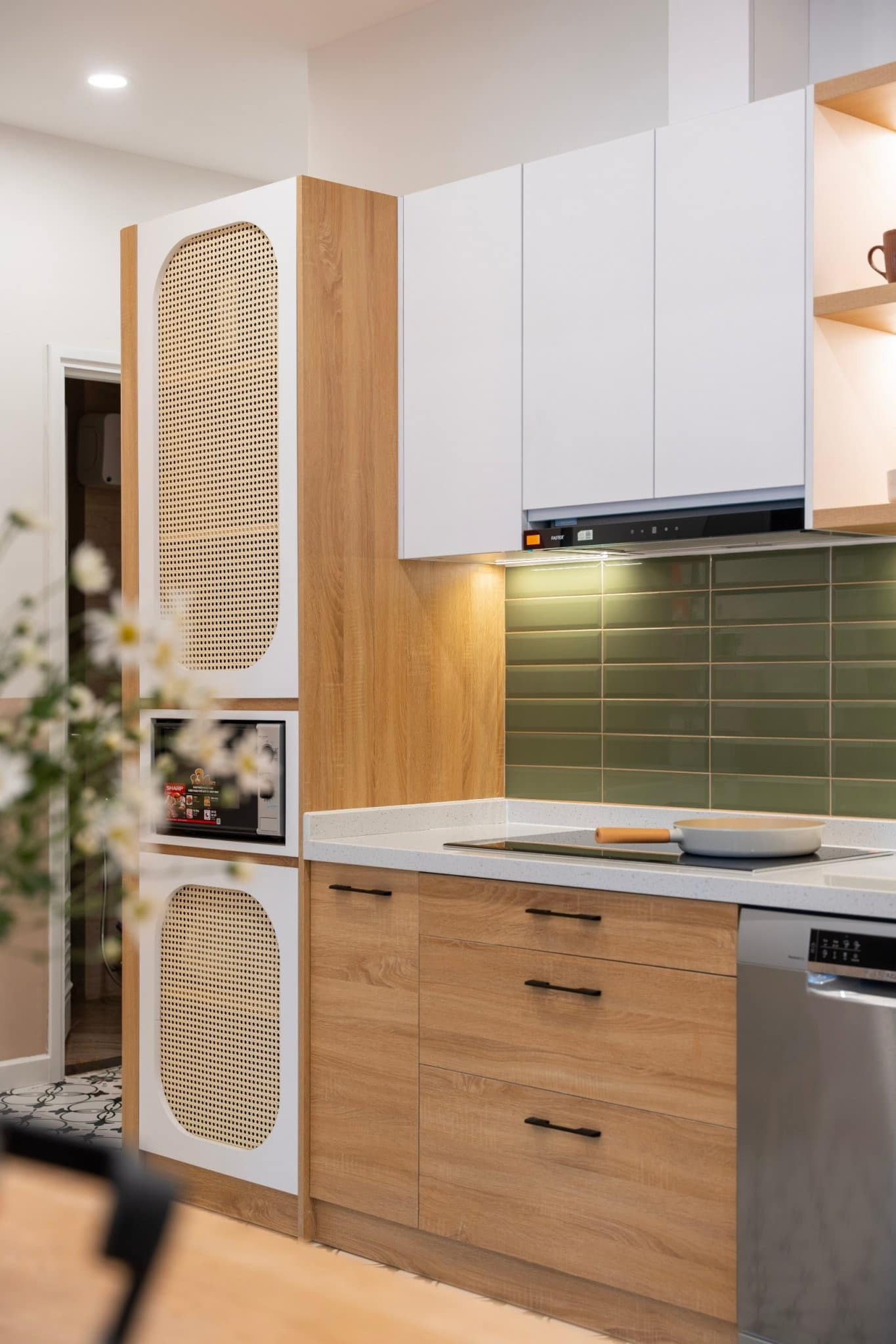 Căn hộ 90m2 tái sinh ngoạn mục: Mộc mạc, ấm cúng và tràn ngập nắng- Ảnh 6. Căn hộ 90m2 tái sinh ngoạn mục: Mộc mạc, ấm cúng và tràn ngập nắng- Ảnh 6.