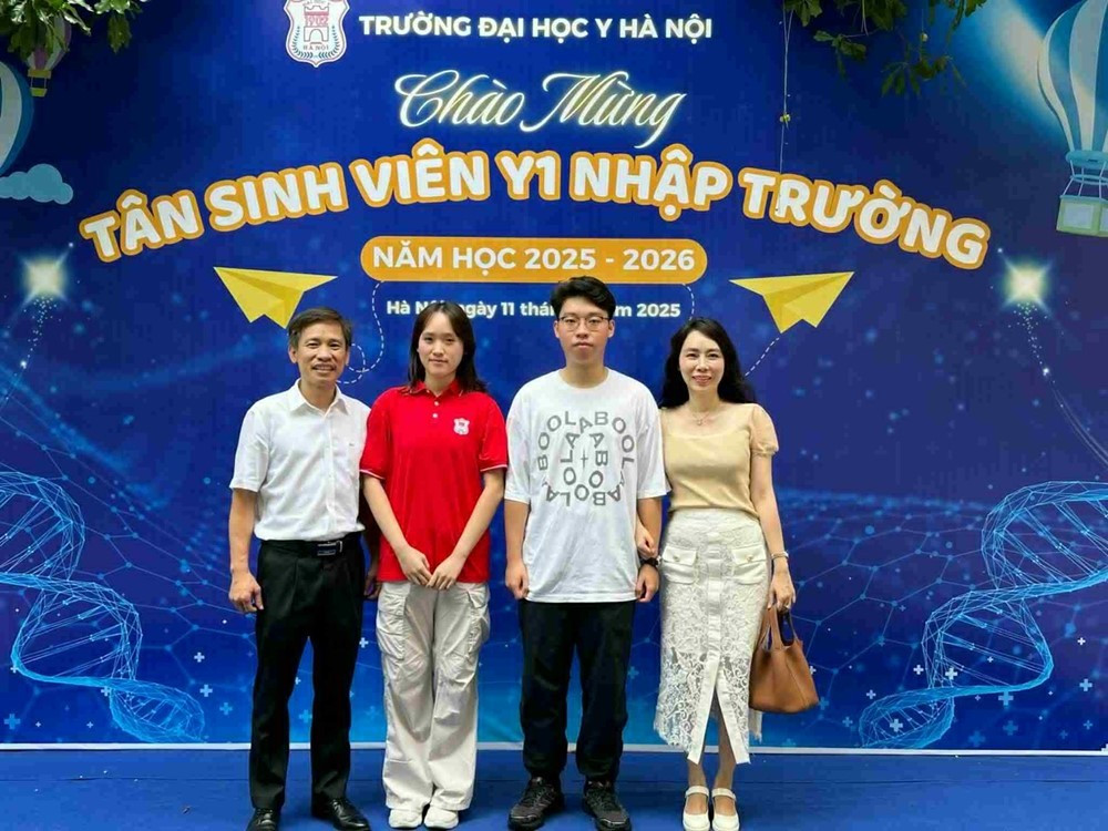'Gia đình siêu trí thức' tại Hà Nội: Con đoạt Huy chương Vàng, bố là Phó Giám đốc bệnh viện lớn, cả họ toàn thạc sĩ trở lên - ảnh 1