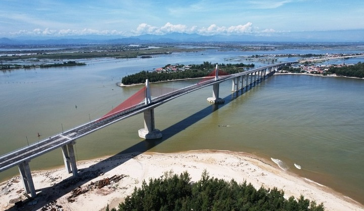 Cầu vượt biển dài nhất miền Trung gặp khó, nguy cơ trễ hẹn thông xe- Ảnh 1.