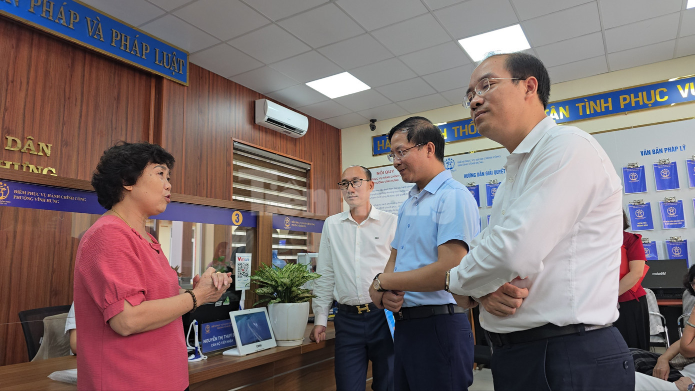 Lãnh đạo UBND phường Vĩnh Hưng trao đổi với công dân thực hiện TTHC về đất đai 1000023266.jpg