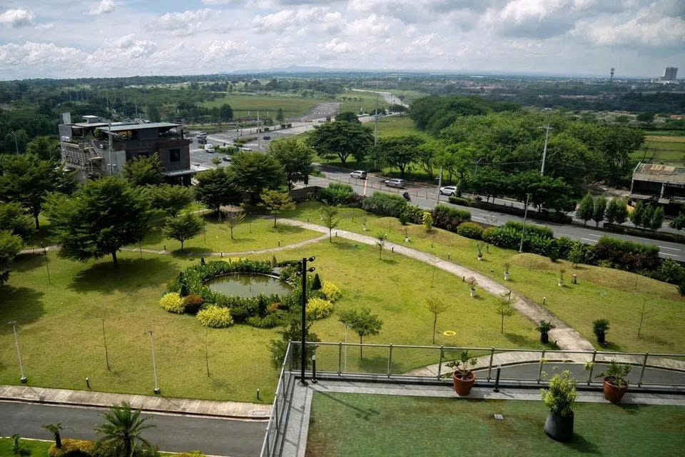 Tỷ phú ‘thổi’ giá đất tăng 25.000% chỉ sau 1 đêm, cổ phiếu lập tức đóng băng 5 tháng liên tiếp - ảnh 1