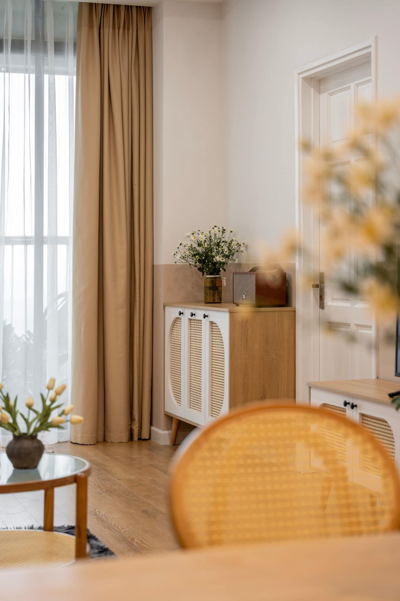 Căn hộ 90m2 tái sinh ngoạn mục: Mộc mạc, ấm cúng và tràn ngập nắng- Ảnh 4. Căn hộ 90m2 tái sinh ngoạn mục: Mộc mạc, ấm cúng và tràn ngập nắng- Ảnh 4.