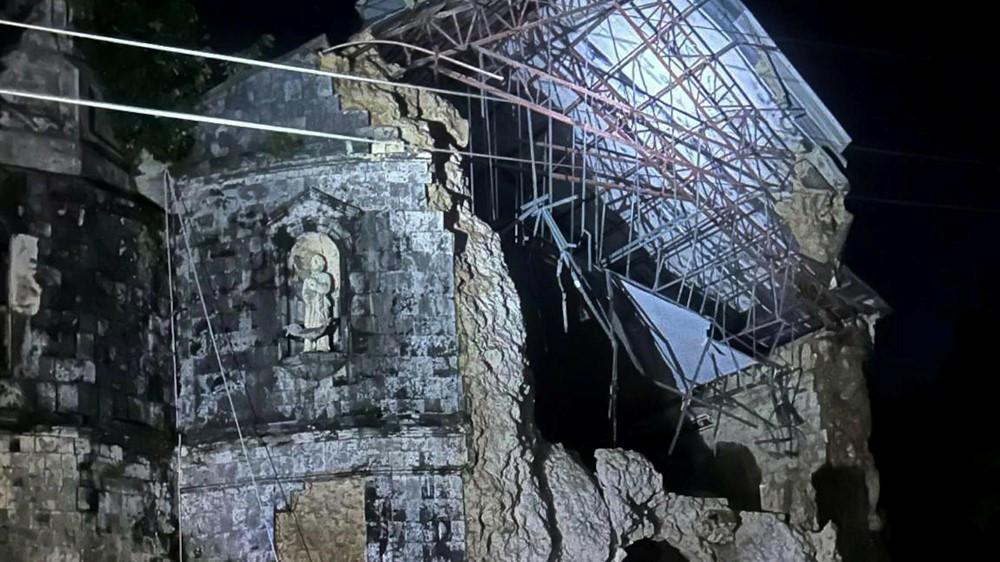 Trận động đất kinh hoàng khiến nhà thờ 100 năm tuổi đổ sập, bệnh viện quá tải, người dân tháo chạy trong đêm - ảnh 1