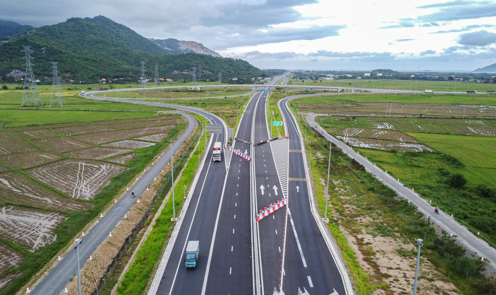 Sắp thông xe toàn tuyến cao tốc nghìn tỷ có bóng dáng Sơn Hải, giúp rút ngắn quãng đường Khánh Hòa - TP. HCM từ 8 giờ còn 5,5 giờ- Ảnh 1.