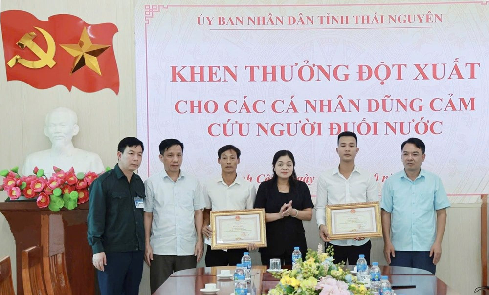 Truy tặng Bằng khen cho Tổ trưởng an ninh xả thân cứu 3 cháu nhỏ bị nước cuốn - ảnh 2