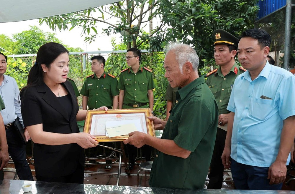 Truy tặng Bằng khen cho Tổ trưởng an ninh xả thân cứu 3 cháu nhỏ bị nước cuốn - ảnh 1