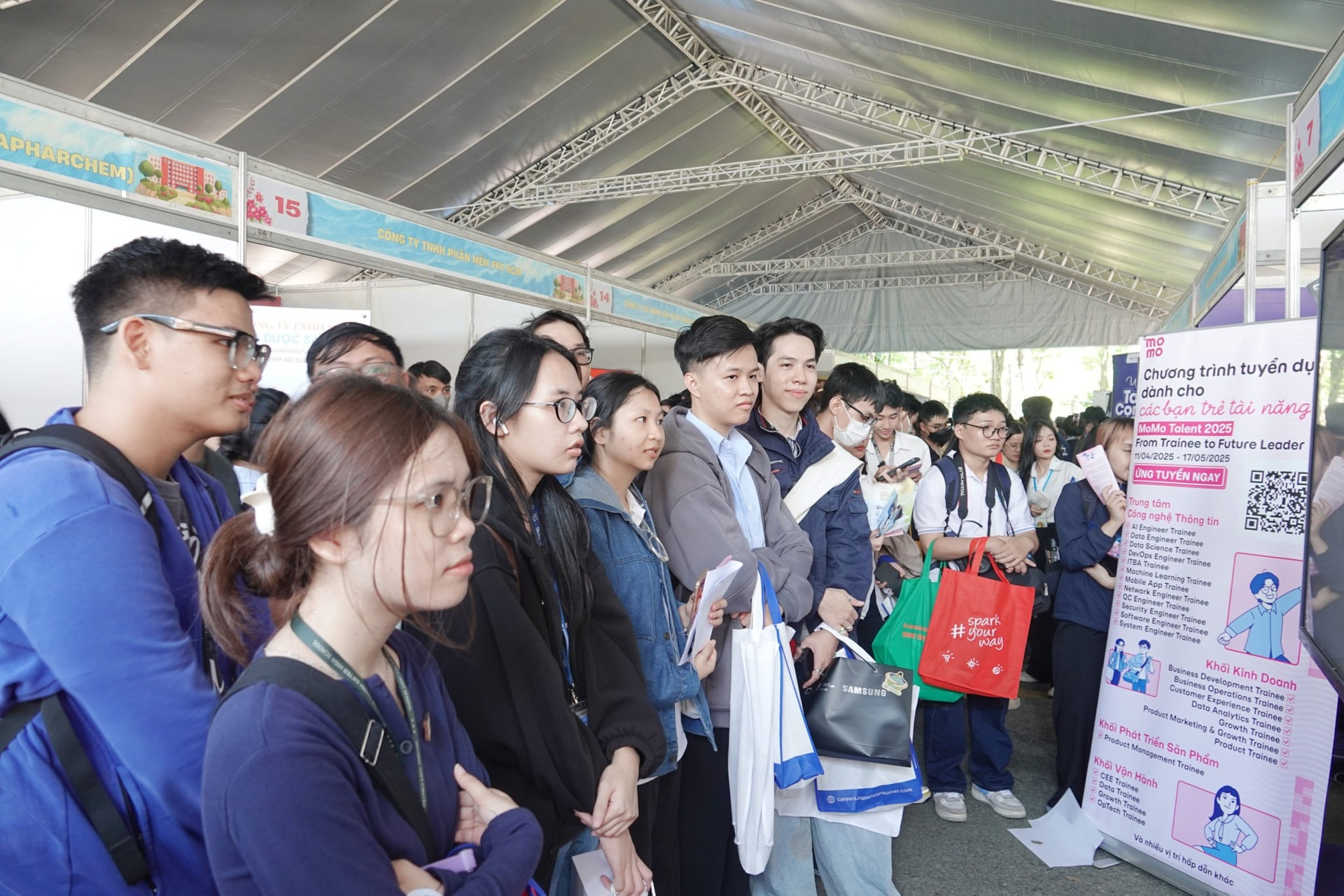 ngay-hoi-viec-lam-job-fair.jpg