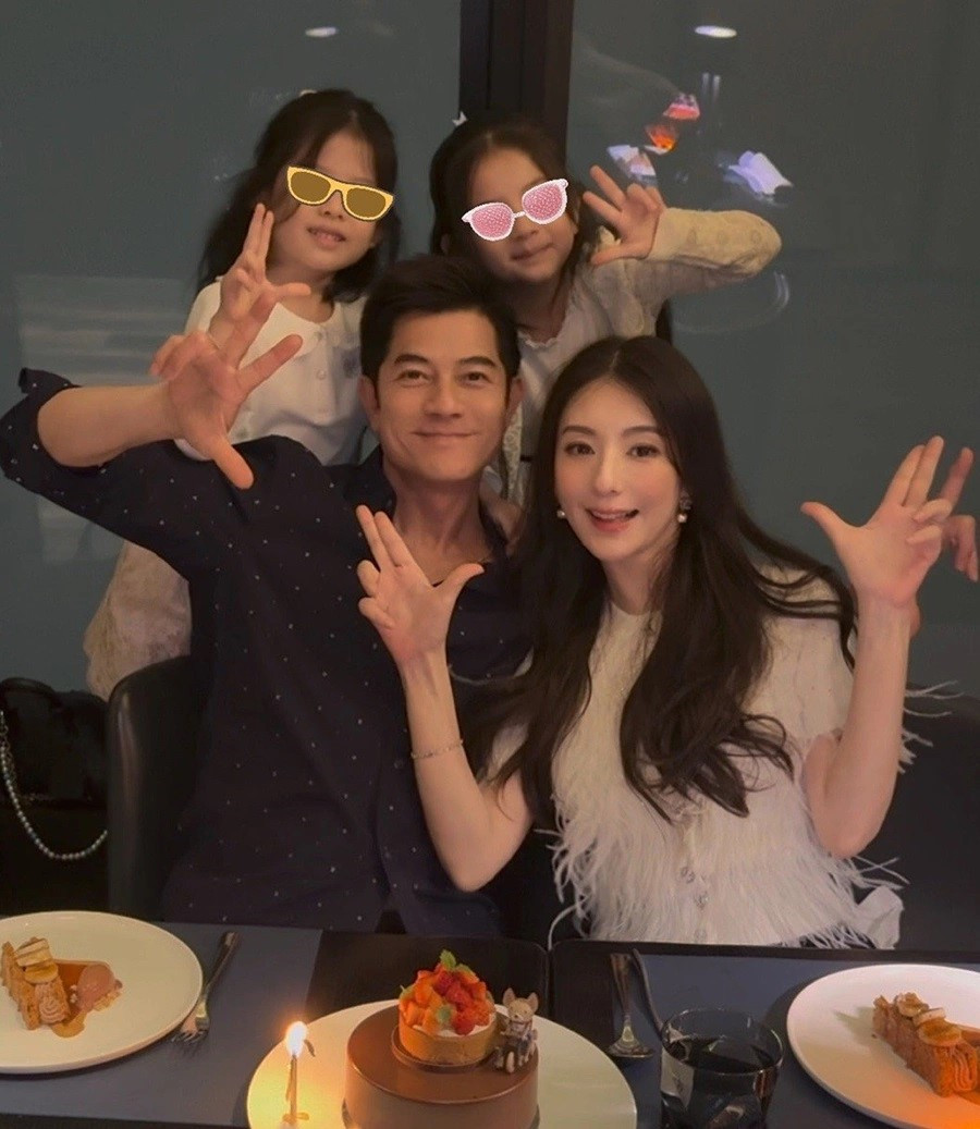 Một nam diễn viên nổi tiếng vừa lên chức bố ở tuổi 60 - ảnh 1