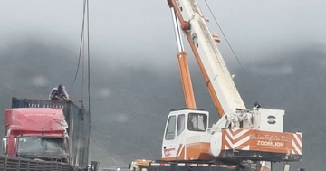 Bão số 10 gây tê liệt giao thông nhiều tỉnh thành