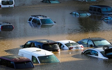 Khi ô tô bị ngập nước, chủ xe cần làm ngay việc này, đừng tự ý sửa chữa kẻo tiền mất tật mang