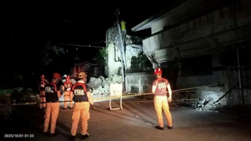 Trận động đất kinh hoàng khiến nhà thờ 100 năm tuổi đổ sập, bệnh viện quá tải, người dân tháo chạy trong đêm