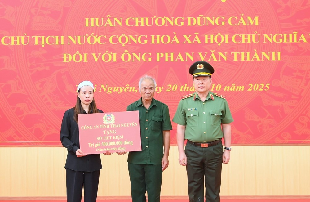 Truy tặng Huân chương Dũng cảm cho Tổ trưởng an ninh lao vào dòng lũ cứu 3 cháu nhỏ - ảnh 2