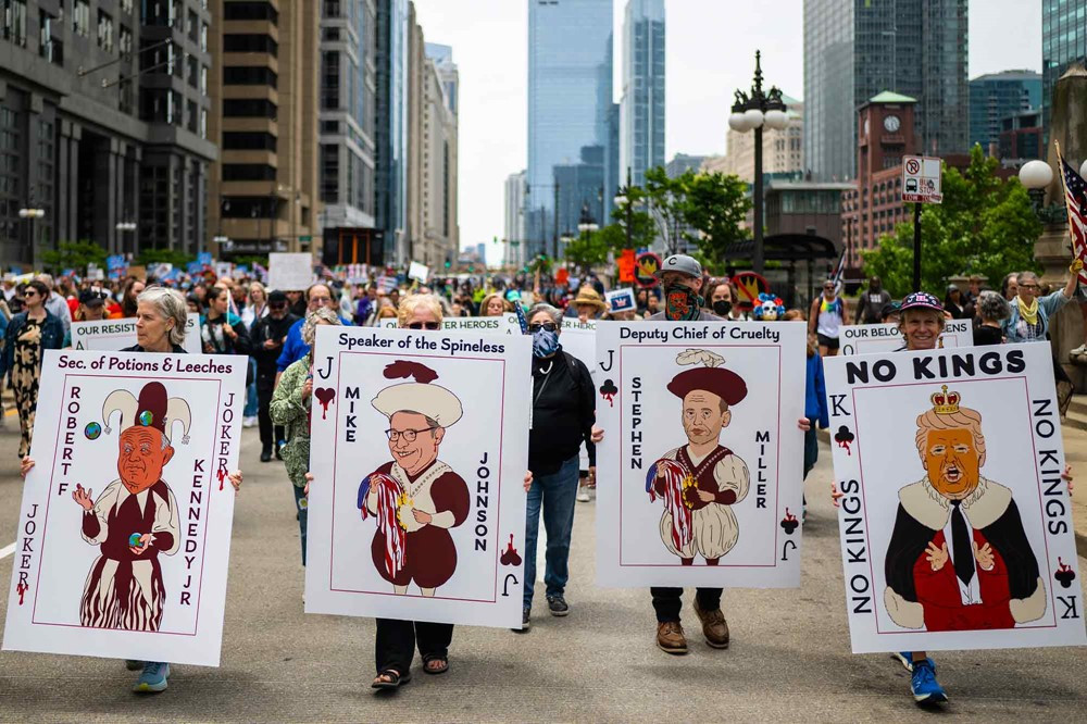 Hàng triệu người Mỹ xuống đường biểu tình phản đối ông Trump - ảnh 2