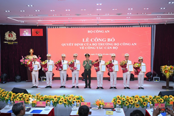 8 lãnh đạo chủ chốt của MobiFone được phong cấp bậc hàm sau khi chuyển về Bộ Công an