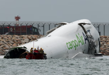 Chiếc Boeing 747 bất ngờ trượt khỏi đường băng lao xuống biển, 2 người thiệt mạng, đuôi máy bay 'biến mất'