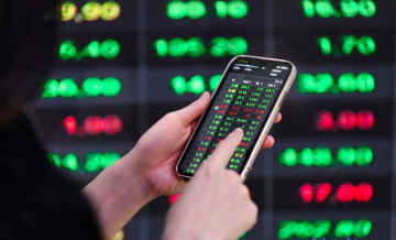 Giữa ‘tâm bão’ trái phiếu, hai cổ phiếu ngân hàng bất ngờ tăng kịch trần