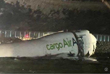 Máy bay Emirates trượt khỏi đường băng Hong Kong, gần rơi xuống biển