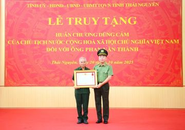 Truy tặng Huân chương Dũng cảm cho Tổ trưởng an ninh lao vào dòng lũ cứu 3 cháu nhỏ