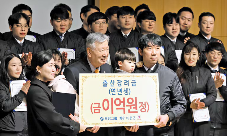 Tỷ phú 84 tuổi thưởng 2 tỷ đồng, tặng nhà ở giá rẻ cho mỗi nhân viên sinh con - ảnh 1