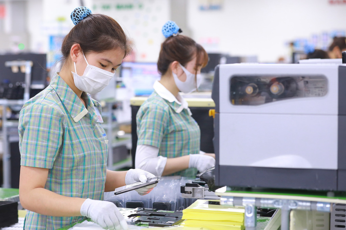 nhan-vien-san-xuat-tai-samsung-6.jpg