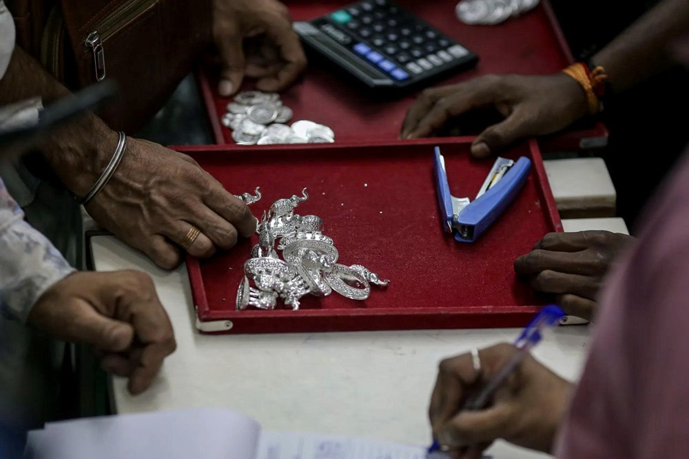 Cả thế giới khát bạc: Kho dự trữ toàn cầu cạn sạch, lãi vay tăng vọt 200% chỉ trong một đêm - ảnh 2