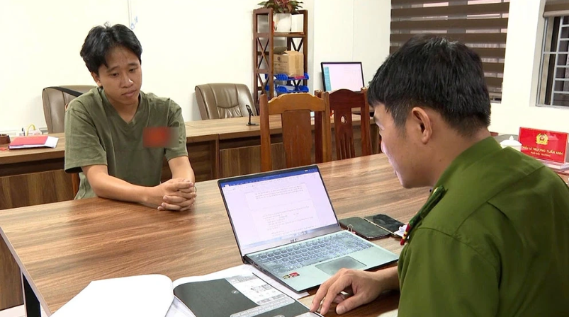 Tạm giữ hình sự chủ kênh ‘Hà và Việt Nam’ - ảnh 2