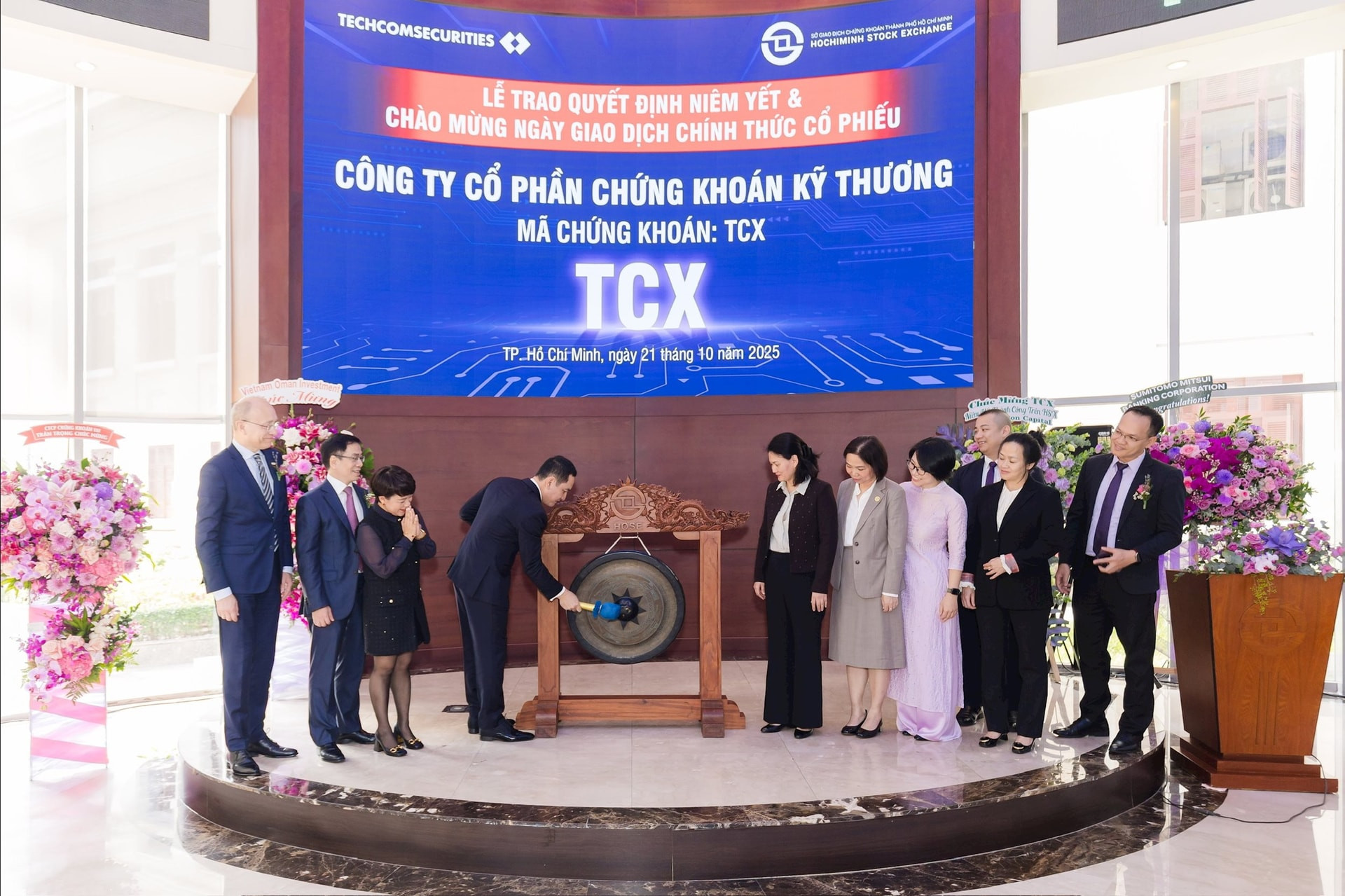 Lãnh đạo TCBS thực hiện nghi thức đánh cồng, chính thức niêm yết <a style='text-decoration: none;' href='/TCX'>TCX</a> trên sàn HoSE
