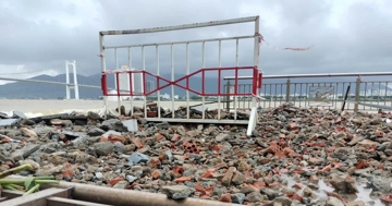 Cận cảnh đường ven sông Hàn bị sóng đánh vỡ tan khi bão 12 còn chưa vào đất liền